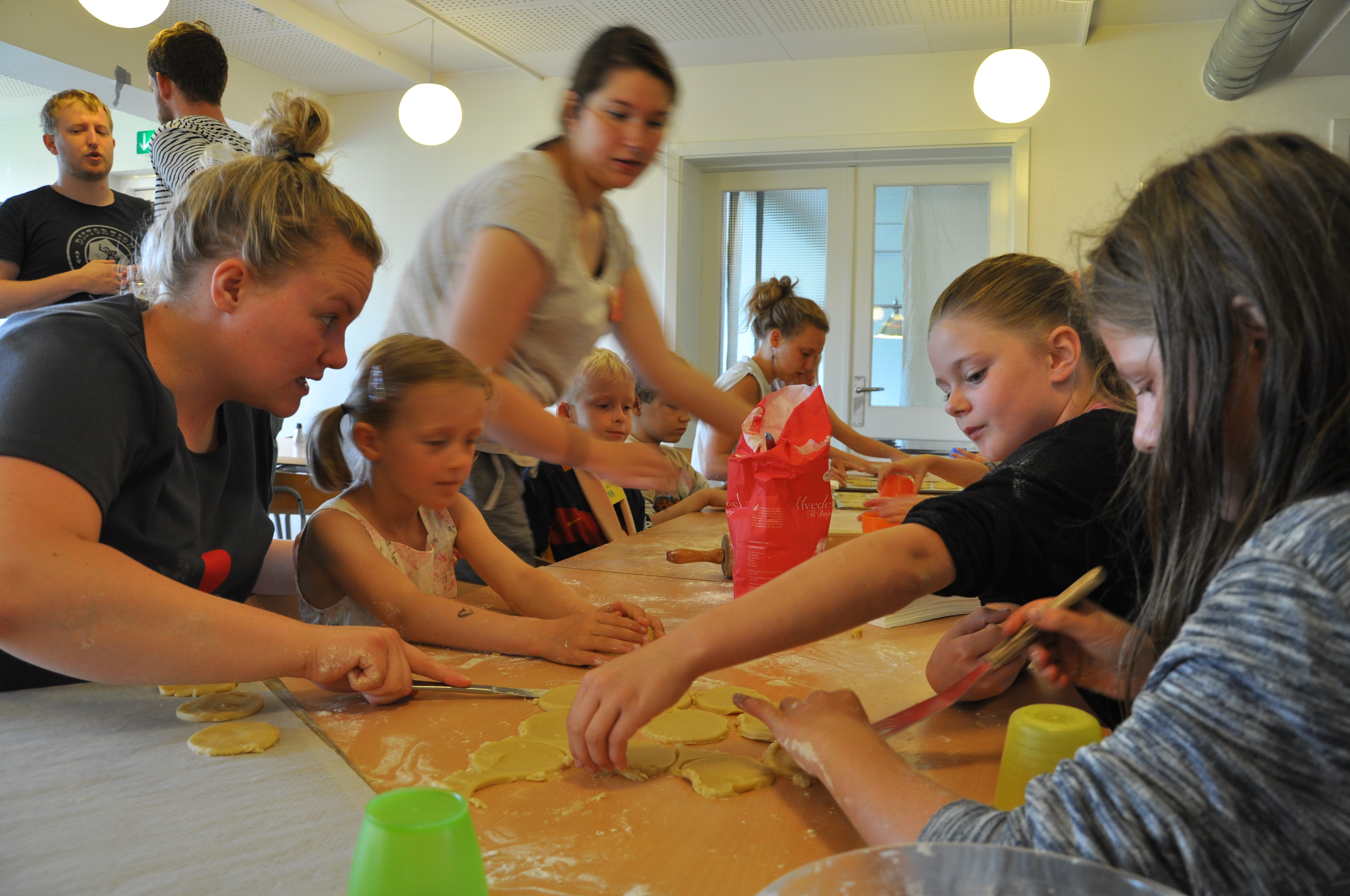 Der blev bagt småkager til bageworkshop, som blev pyntet fint og spist til frokost